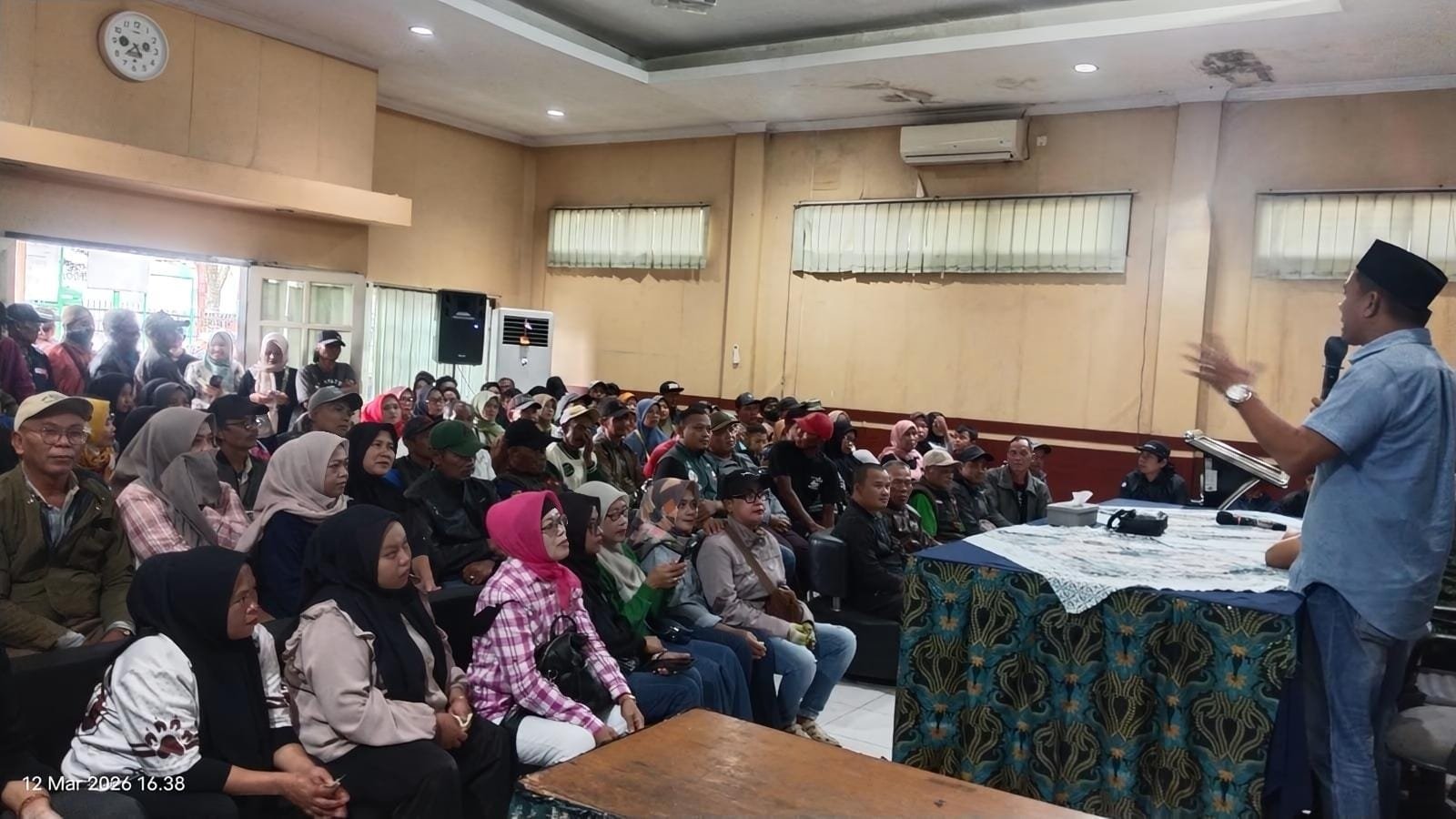 Tim Relawan Bedas menggelar kegiatan sosial berupa pembagian paket sembako di Aula wilayah Pameungpeuk, Kabupaten Bandung, pada Kamis (12/3/2026).