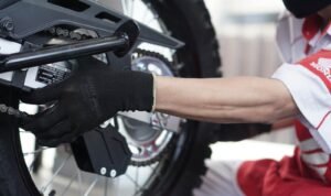 Memastikan kondisi sepeda motor dalam keadaan prima sebelum digunakan untuk perjalanan jauh merupakan hal yang sangat penting