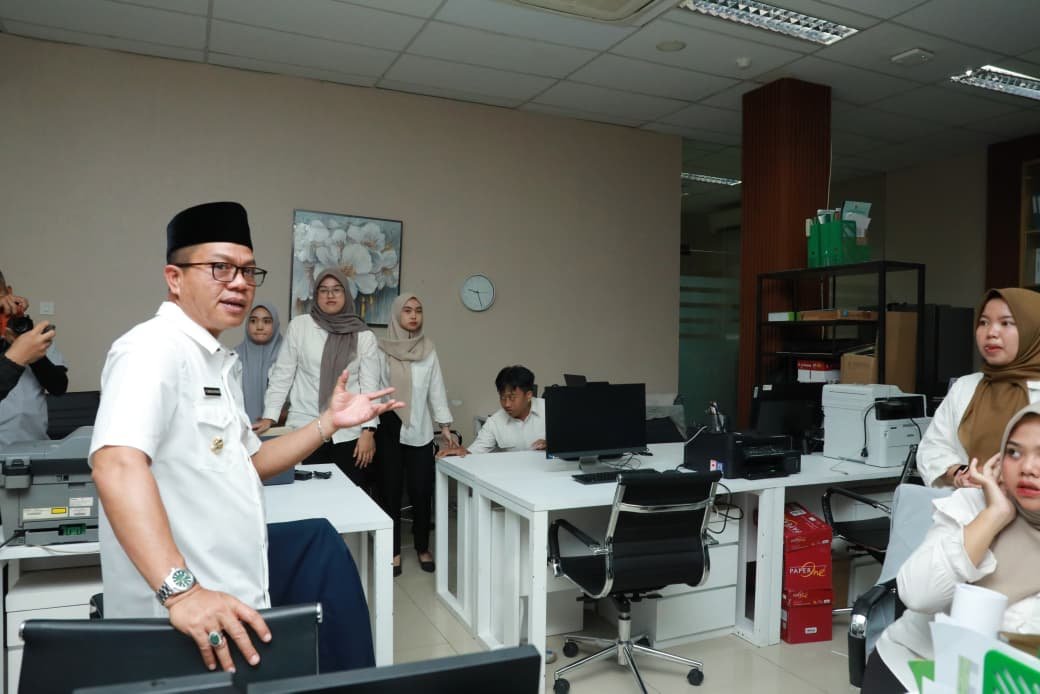 25-3-7 kang DS Kang DS saat sidak ke Kantor Bapenda dan BKAD Kabupaten Bandung di Komplek Pemkab Bandung, Jalan Al Fathu, Soreang.