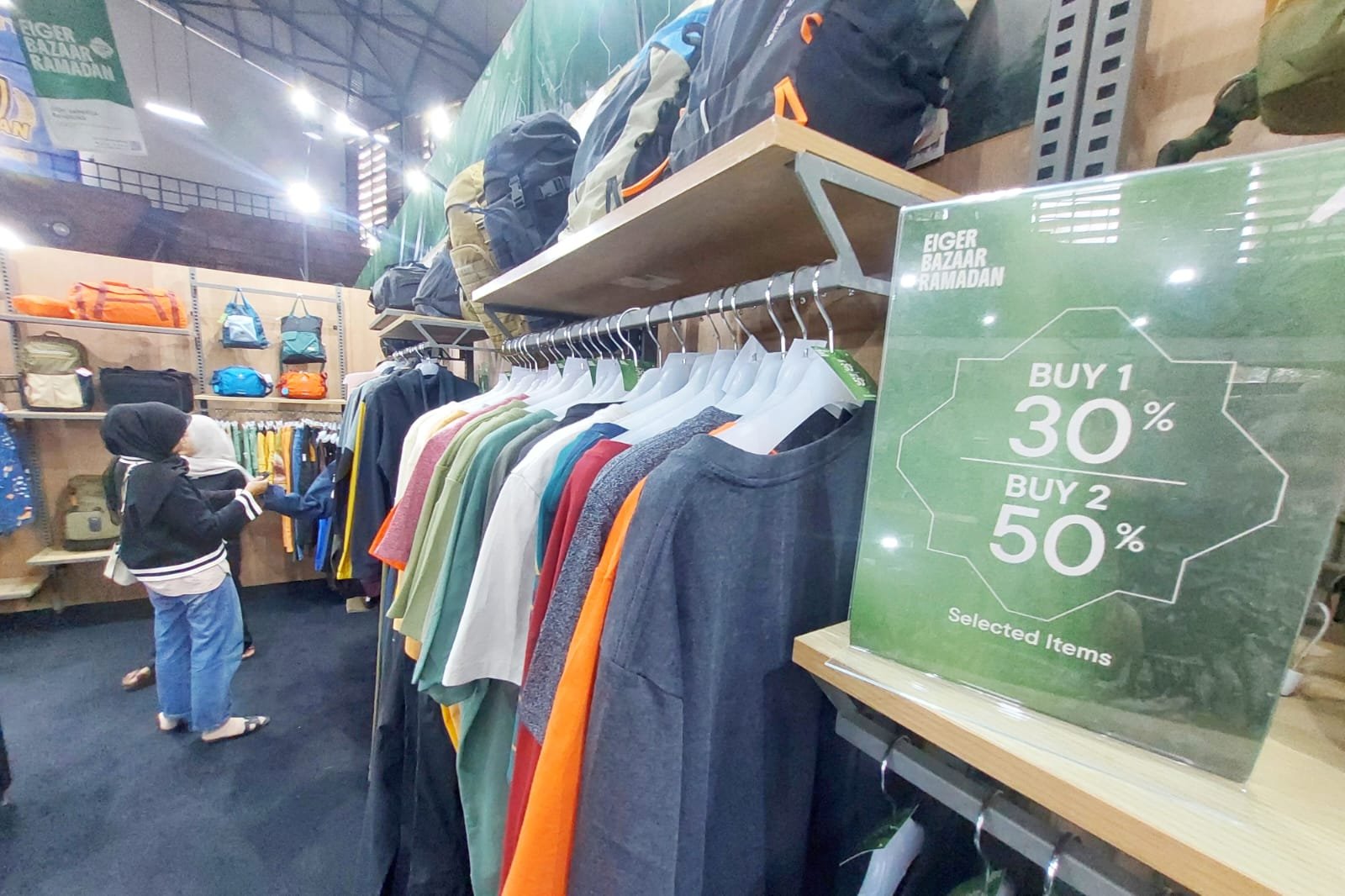 Bazar Ramadhan EIGER yang menawarkan banyak diskon.