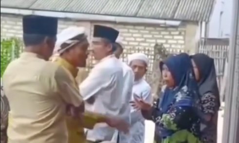 Tangkapan layar video Emak-emak penagih utang jenazah di Sampang.