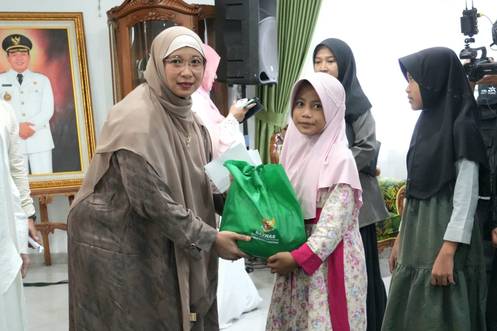 7-3-3 Nuzulul quran Pemberian santunan saat Peringatan Nuzulul Qur'an 1447 H Kabupaten Bandung: