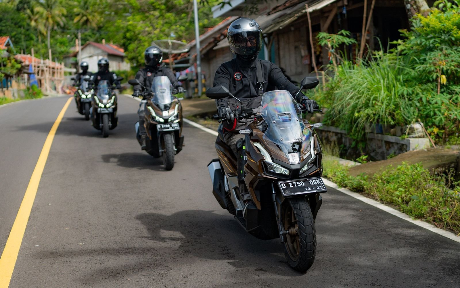 7-3-6 rem depan ILUSTRASI Gunakan Rem Depan Hanya Saat Motor Dalam Keadaan Lurus dan Tegak