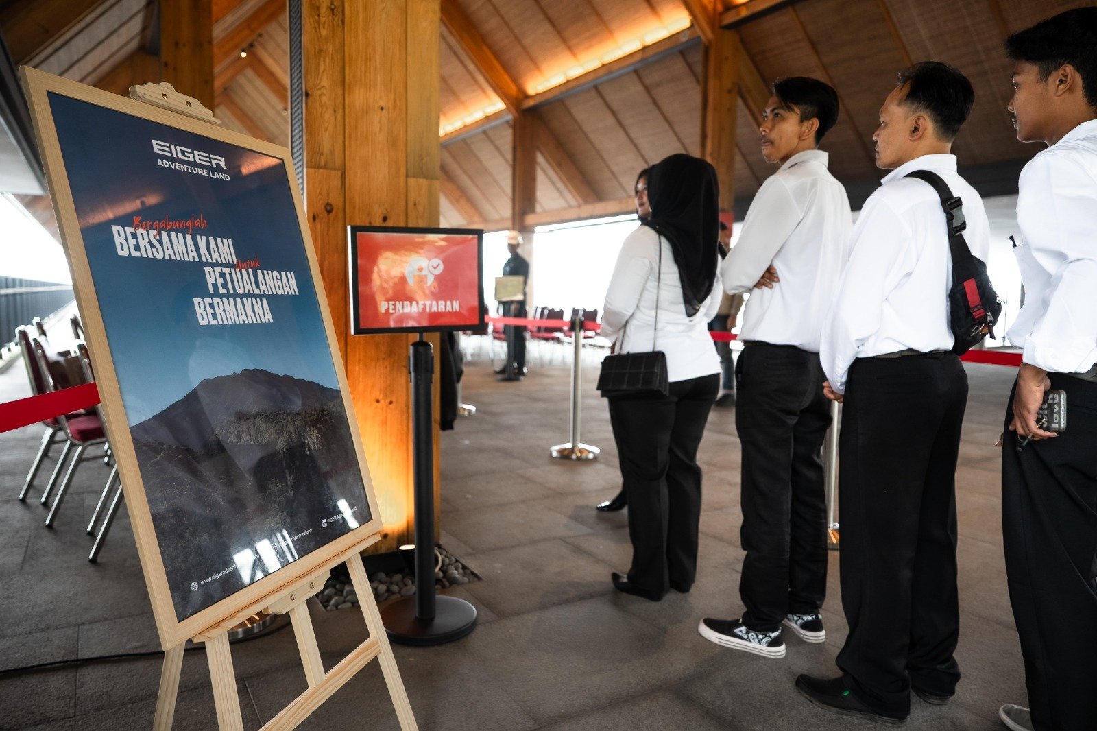 Rekrutmen massal yang dilakukan oleh EIGER Adventure Land diikuti oleh lebih dari 600 warga dari Kecamatan Megamendung dan sekitarnya.