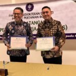 Dekan Fakultas Kedokteran dan Gizi IPB University, Dr. dr. Ivan Rizal Sini, GDRM, MMIS, FRANZCOG, SpOG (dari kiri ke kanan) dan Medical Science Director Danone Indonesia, Dr. dr. Ray Wagiu Basrowi, MKK menandatangani kerja sama antara Danone Indonesia dan IPB University terkait program praktik kerja profesi gizi pada Selasa (3/3/2026).