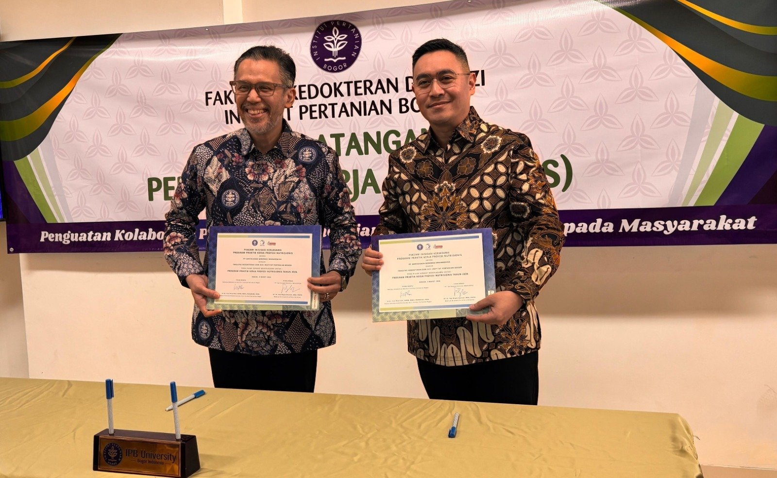 Dekan Fakultas Kedokteran dan Gizi IPB University, Dr. dr. Ivan Rizal Sini, GDRM, MMIS, FRANZCOG, SpOG (dari kiri ke kanan) dan Medical Science Director Danone Indonesia, Dr. dr. Ray Wagiu Basrowi, MKK menandatangani kerja sama antara Danone Indonesia dan IPB University terkait program praktik kerja profesi gizi pada Selasa (3/3/2026).