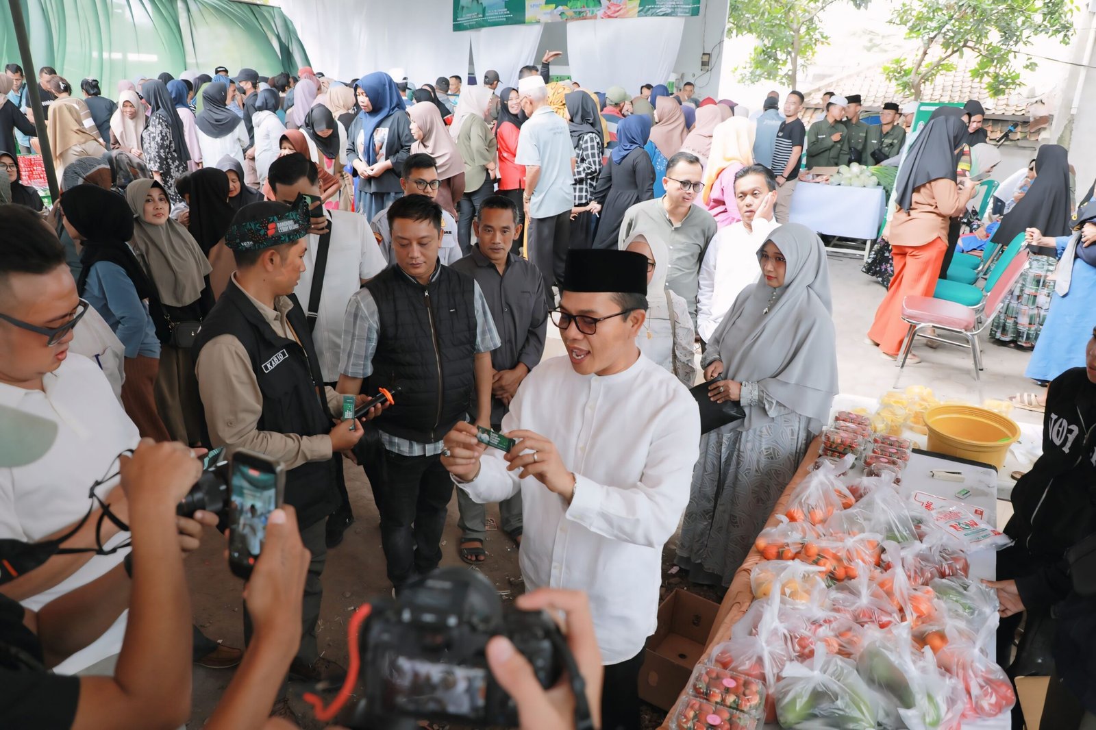 Bupati Bandung Gelar Gerakan Pangan Murah di Tegalluar, Disambut Antusias Ribuan Warga Bupati Bandung Gelar Gerakan Pangan Murah di Tegalluar, Disambut Antusias Ribuan Warga