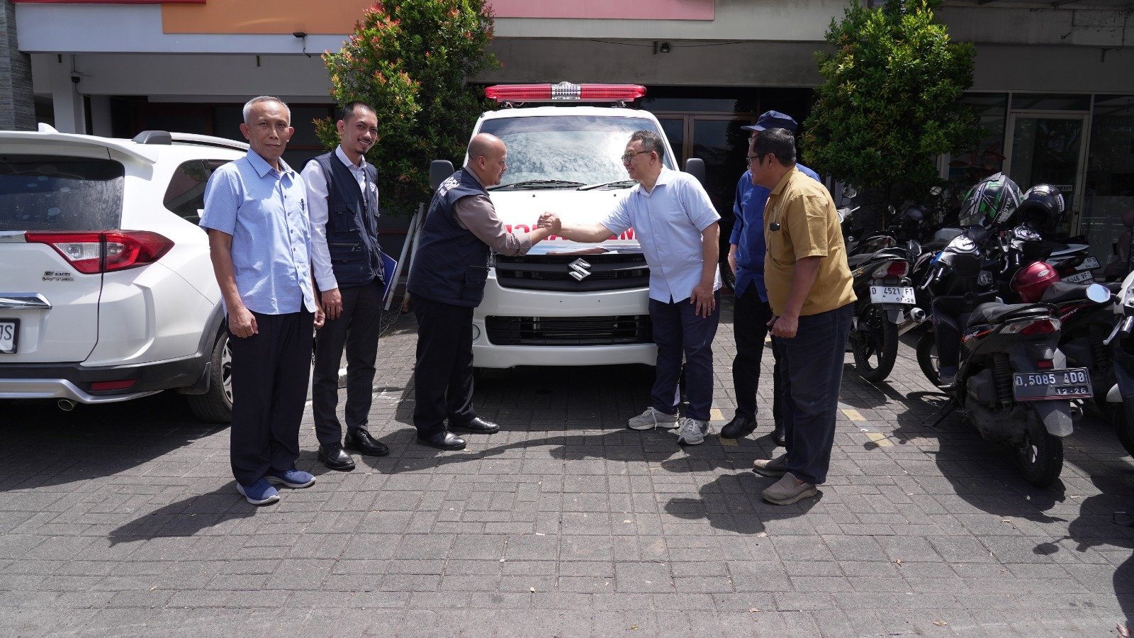 Wujudkan Kepedulian Sosial, BRI Serahkan Bantuan Ambulans untuk Yayasan Bandung Cinta Damai