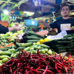 Cabai merah keriting, cabai rawit merah dan komoditas pangan lainnya yang dijual pedagang di Pasar Jatinegara, Jakarta, Jumat (20/2/2026). ANTARA/Harianto