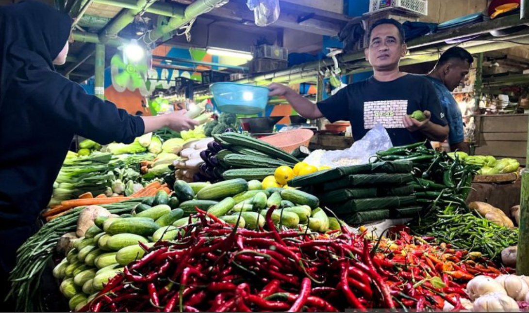 Cabai merah keriting, cabai rawit merah dan komoditas pangan lainnya yang dijual pedagang di Pasar Jatinegara, Jakarta, Jumat (20/2/2026). ANTARA/Harianto Cabai merah keriting, cabai rawit merah dan komoditas pangan lainnya yang dijual pedagang di Pasar Jatinegara, Jakarta, Jumat (20/2/2026). ANTARA/Harianto