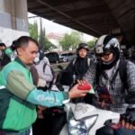 Mitra Pengemudi Grab membagikan takjil kepada pengguna jalan yang melintas di kawasan Pasir Kaliki (Paskal). Mitra Pengemudi Grab membagikan takjil kepada pengguna jalan yang melintas di kawasan Pasir Kaliki (Paskal).