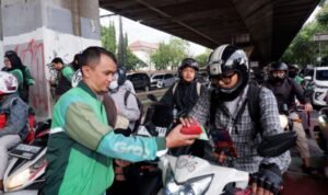 Mitra Pengemudi Grab membagikan takjil kepada pengguna jalan yang melintas di kawasan Pasir Kaliki (Paskal). Mitra Pengemudi Grab membagikan takjil kepada pengguna jalan yang melintas di kawasan Pasir Kaliki (Paskal).