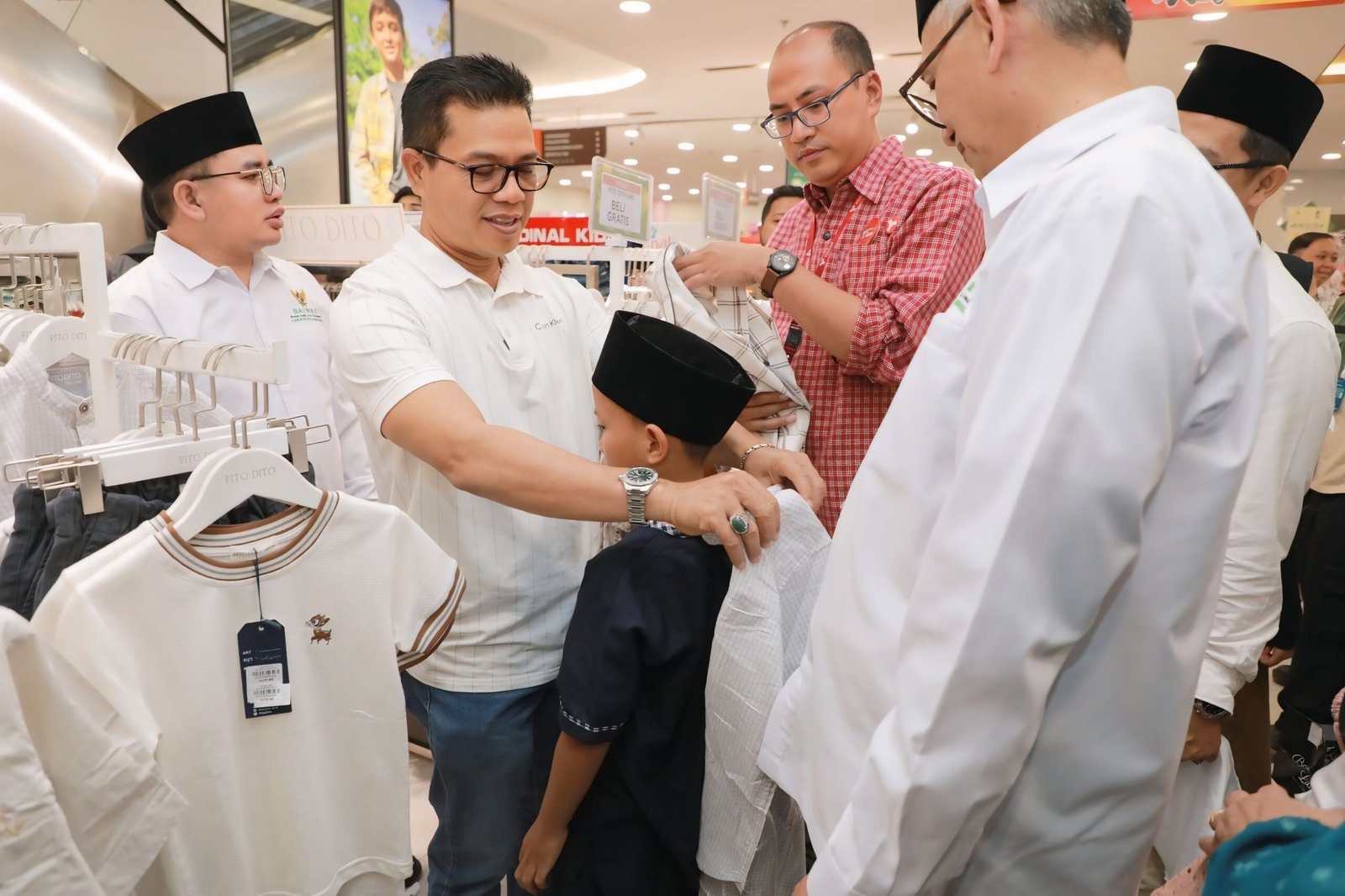 Kang DS Ajak Ratusan Anak Yatim Piatu Belanja Pakaian Lebaran di Jogja Soreang Kang DS Ajak Ratusan Anak Yatim Piatu Belanja Pakaian Lebaran di Jogja Soreang