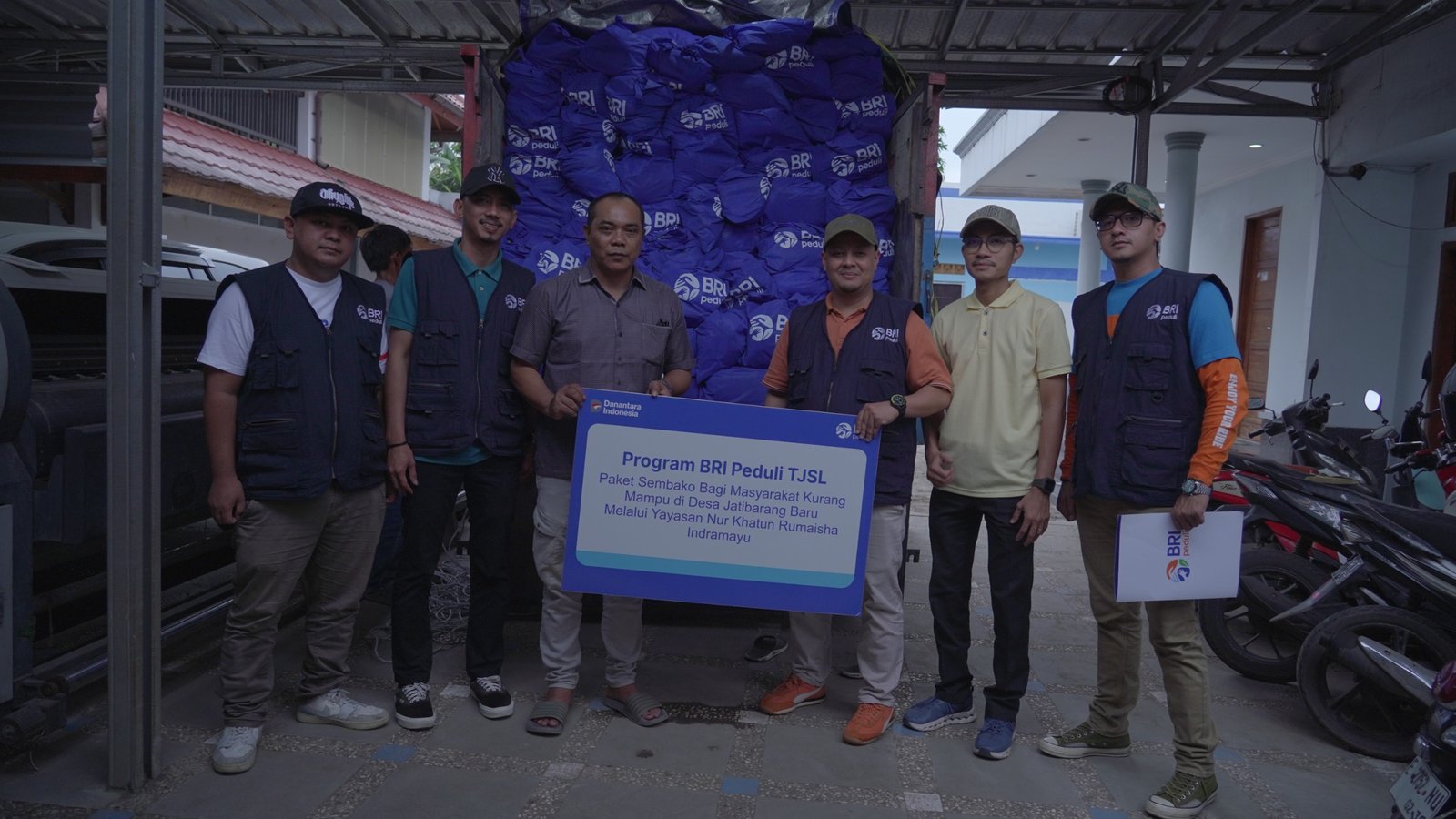 PT Bank Rakyat Indonesia (Persero) Tbk. melalui Regional Office (RO) Bandung dan Kantor Cabang (BO) Jatibarang merealisasikan program Tanggung Jawab Sosial dan Lingkungan (TJSL) dengan menyalurkan bantuan sebanyak 5.000 paket sembako bagi masyarakat kurang mampu di wilayah Kecamatan Jatibarang, Indramayu.