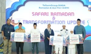 Pemberian dukungan oleh Direktur Utama Telkom Dian Siswarini (tengah), SVP Group Sustainability & Corporate Communication Telkom Ahmad Reza (paling kanan), dan EVP Telkom Regional III Rachmad Dwi Hartanto (paling kiri) dalam program Telkom Berbagi.