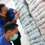 KESIAPAN UANG TUNAI: Sejumlah karyawan Bank Mandiri melakukan kesiapan uang tunai untuk memenuhi kebutuhan masyarakat di Jawa Barat jelang Idul Fitri. Foto: istimewa KESIAPAN UANG TUNAI: Sejumlah karyawan Bank Mandiri melakukan kesiapan uang tunai untuk memenuhi kebutuhan masyarakat di Jawa Barat jelang Idul Fitri. Foto: istimewa
