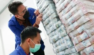 KESIAPAN UANG TUNAI: Sejumlah karyawan Bank Mandiri melakukan kesiapan uang tunai untuk memenuhi kebutuhan masyarakat di Jawa Barat jelang Idul Fitri. Foto: istimewa KESIAPAN UANG TUNAI: Sejumlah karyawan Bank Mandiri melakukan kesiapan uang tunai untuk memenuhi kebutuhan masyarakat di Jawa Barat jelang Idul Fitri. Foto: istimewa