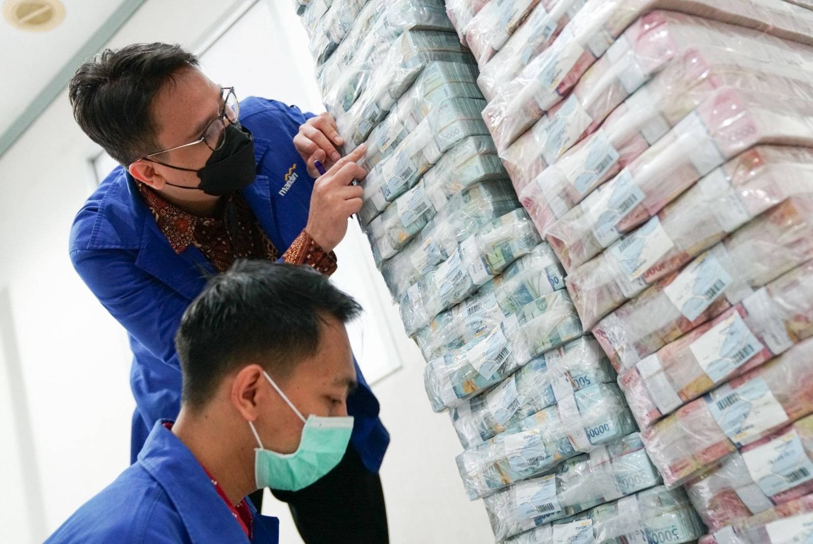 KESIAPAN UANG TUNAI: Sejumlah karyawan Bank Mandiri melakukan kesiapan uang tunai untuk memenuhi kebutuhan masyarakat di Jawa Barat jelang Idul Fitri. Foto: istimewa KESIAPAN UANG TUNAI: Sejumlah karyawan Bank Mandiri melakukan kesiapan uang tunai untuk memenuhi kebutuhan masyarakat di Jawa Barat jelang Idul Fitri. Foto: istimewa
