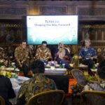 Direktur IT Digital Telkom Faizal Rochmad Djoemadi, Direktur Wholesale & International Service Telkom Budi Satria Dharma Purba, dan Direktur Human Capital Management Willy Saelan, Direktur Utama Telkom Dian Siswarini, Direktur Legal & Compliance Telkom Andy Kelana, dan SVP Group Sustaibility & Corporate Communication Telkom Ahmad Reza pada agenda TelkomGroup Business Update yang diselenggarakan di Jakarta, pada Jumat (6/3).