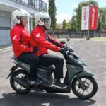 Hindari Berboncengan dengan Memegang Behel Belakang Sepeda Motor