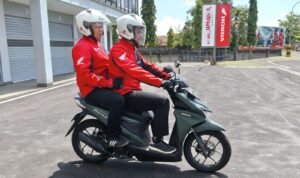 Hindari Berboncengan dengan Memegang Behel Belakang Sepeda Motor Hindari Berboncengan dengan Memegang Behel Belakang Sepeda Motor