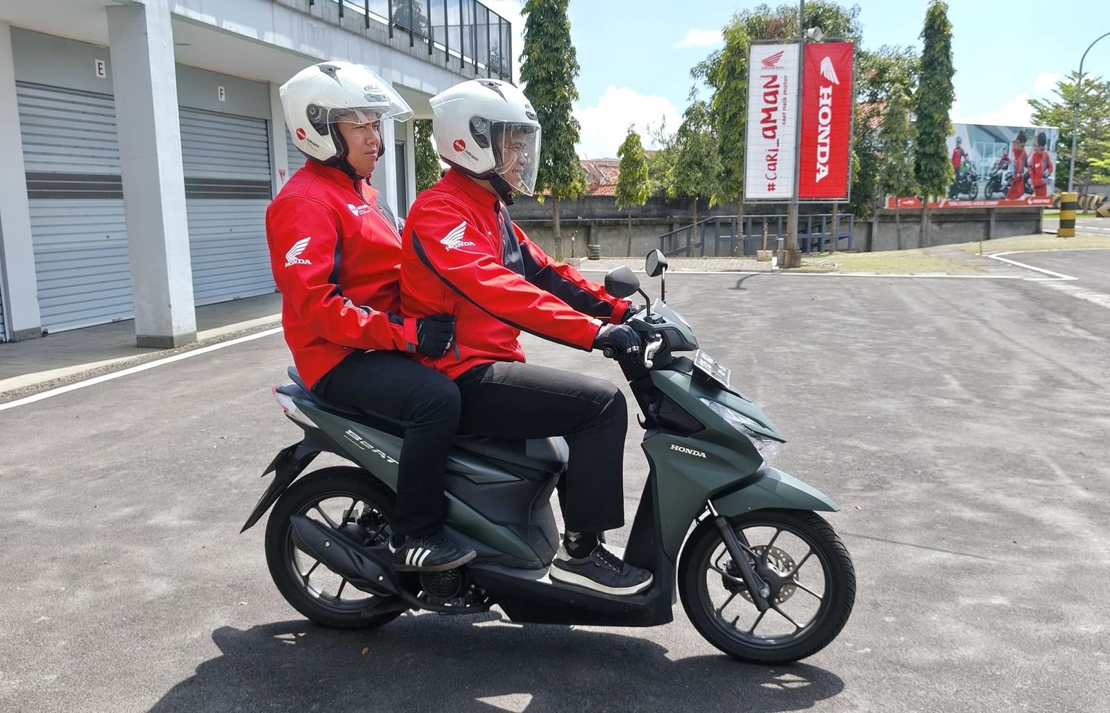 Hindari Berboncengan dengan Memegang Behel Belakang Sepeda Motor