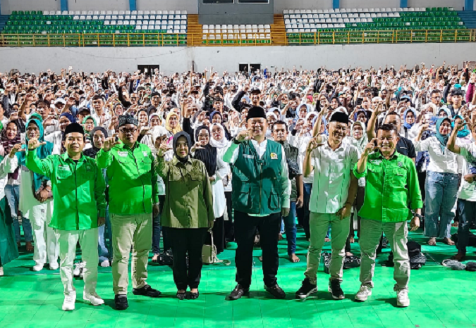 Hj. Renie Dampingi Kang H. Cucun di Indoor Jalak Harupat Hj. Renie Dampingi Kang H. Cucun di Indoor Jalak Harupat