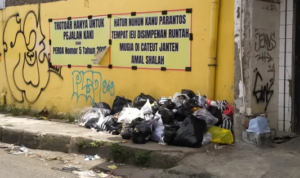 Spanduk Sindiran Berbahasa Sunda Tak Mampu Hentikan Tumpukan Sampah di Soreang Spanduk Sindiran Berbahasa Sunda Tak Mampu Hentikan Tumpukan Sampah di Soreang