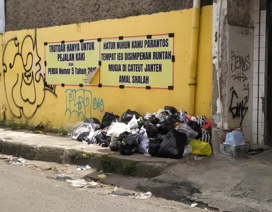 Spanduk Sindiran Berbahasa Sunda Tak Mampu Hentikan Tumpukan Sampah di Soreang Spanduk Sindiran Berbahasa Sunda Tak Mampu Hentikan Tumpukan Sampah di Soreang