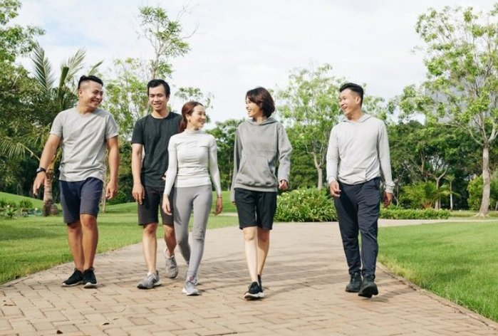 10-4-1 jalan kaki ILUSTRASI olahraga jalan kaki yang ternyata efektif bisa menurunkan berat badan. (freepik)