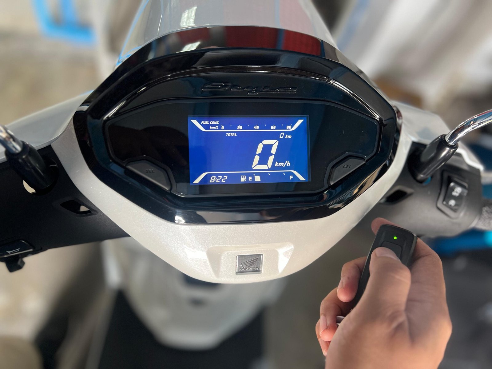 Fitur Anti-Theft Alarm pada Honda Stylo 160 dirancang untuk memberikan perlindungan tambahan sekaligus meningkatkan rasa aman bagi pengguna dalam berbagai kondisi