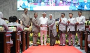 KDS saat menghadiri Rapat Paripurna DPRD Kabupaten Bandung dalam rangka Hari Jadi ke-385 Kabupaten Bandung, yang juga dihadiri Gubernur Jawa Barat, Dedi Mulyadi. (dok Humas Kab Bandung)