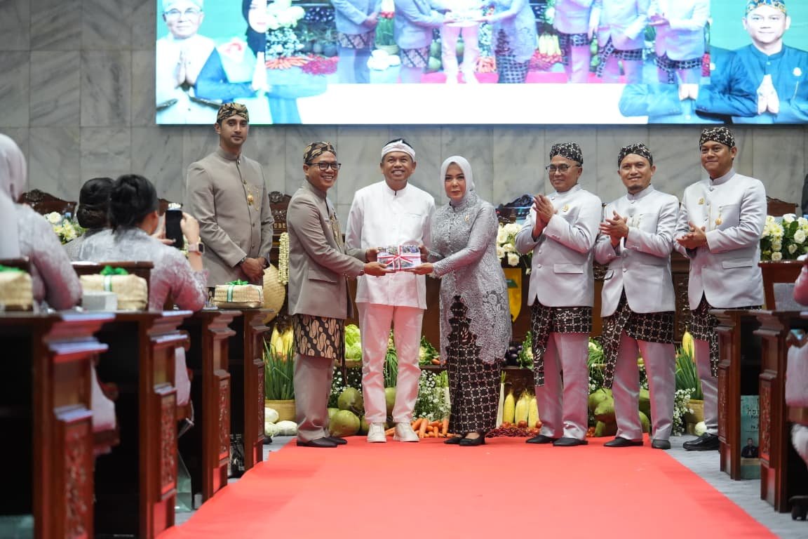 KDS saat menghadiri Rapat Paripurna DPRD Kabupaten Bandung dalam rangka Hari Jadi ke-385 Kabupaten Bandung, yang juga dihadiri Gubernur Jawa Barat, Dedi Mulyadi. (dok Humas Kab Bandung)