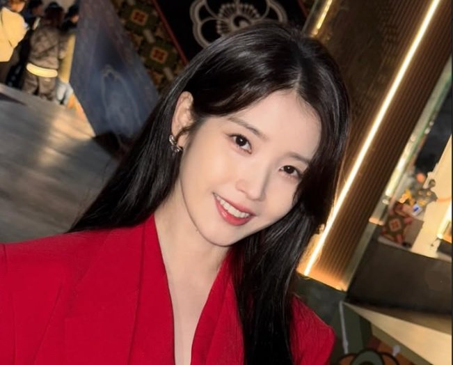 Aktirs cantik IU yang tengah populer dengan drama terbarunya Perfect Crown