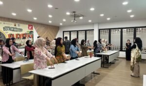 28-4 honda2 Ludhy Kusuma selaku Safety Riding Development Section Head PT Daya Adicipta Motora saat memberikan arahan di Kampanye keselamatan bekendara