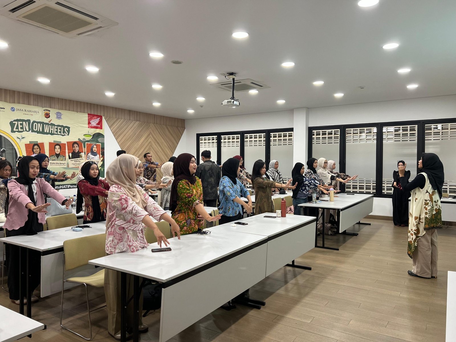 28-4 honda2 Ludhy Kusuma selaku Safety Riding Development Section Head PT Daya Adicipta Motora saat memberikan arahan di Kampanye keselamatan bekendara