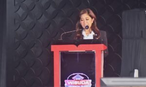 Menteri Komunikasi dan Digital RI Meutya Hafid menghadiri Sidang Terbuka Senat Wisuda Telkom University Periode II Tahun Akademik 2025/2026 yang digelar di Telkom University Convention Hall, Bandung, Sabtu (25/4).