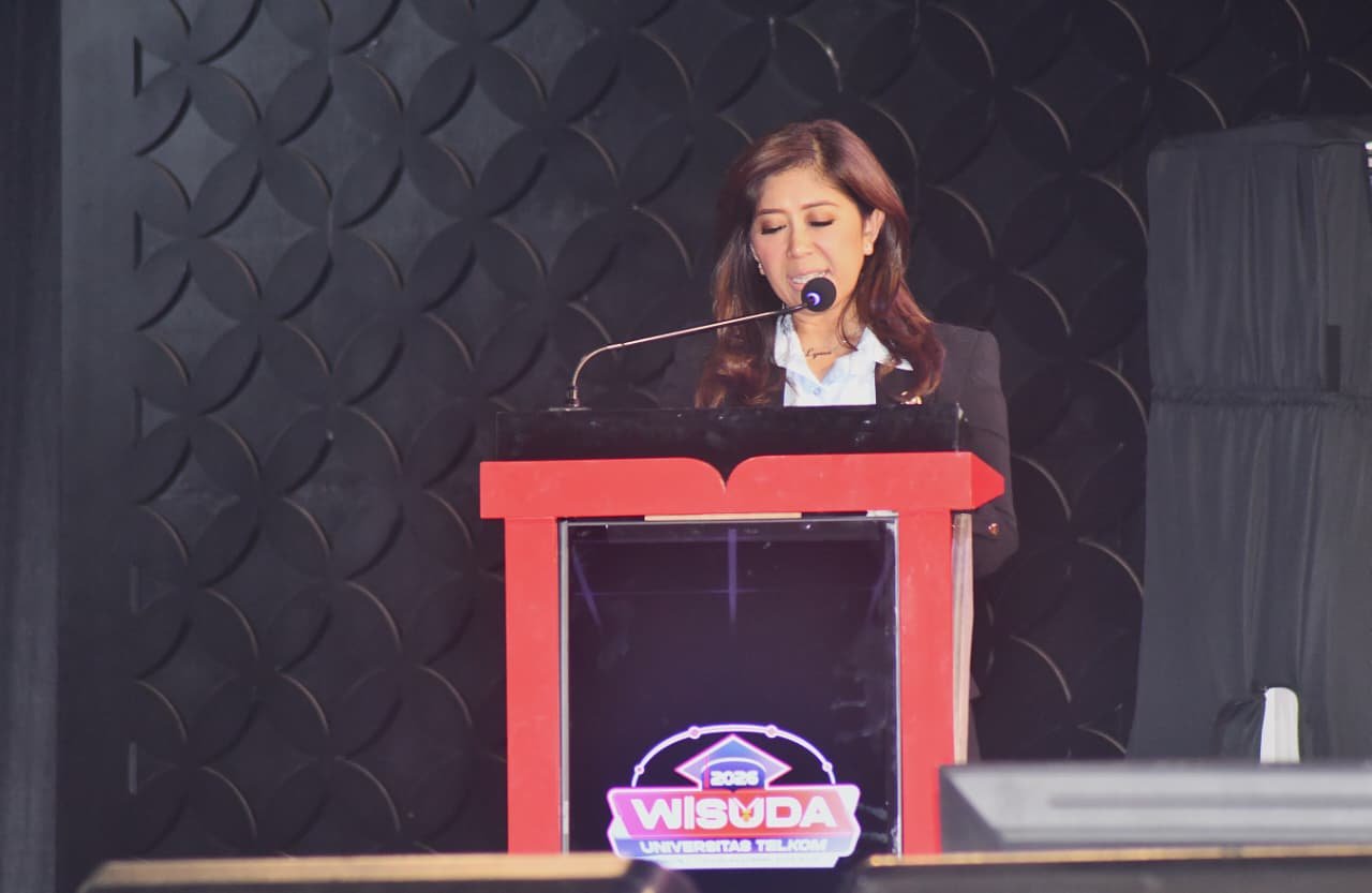 28-4-komdigi Menteri Komunikasi dan Digital RI Meutya Hafid menghadiri Sidang Terbuka Senat Wisuda Telkom University Periode II Tahun Akademik 2025/2026 yang digelar di Telkom University Convention Hall, Bandung, Sabtu (25/4).