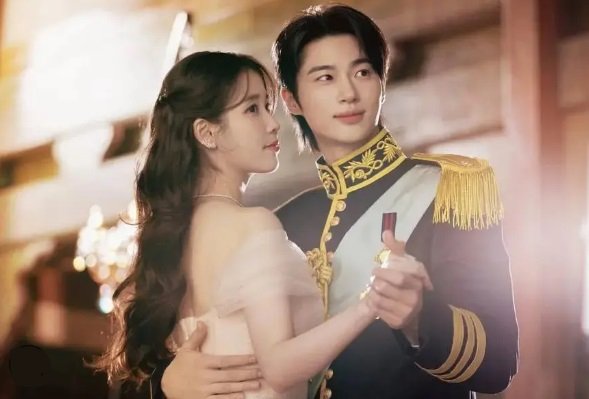 Poster Drama terbaru IU dan Byeon Woo Seok Perfect Crown
