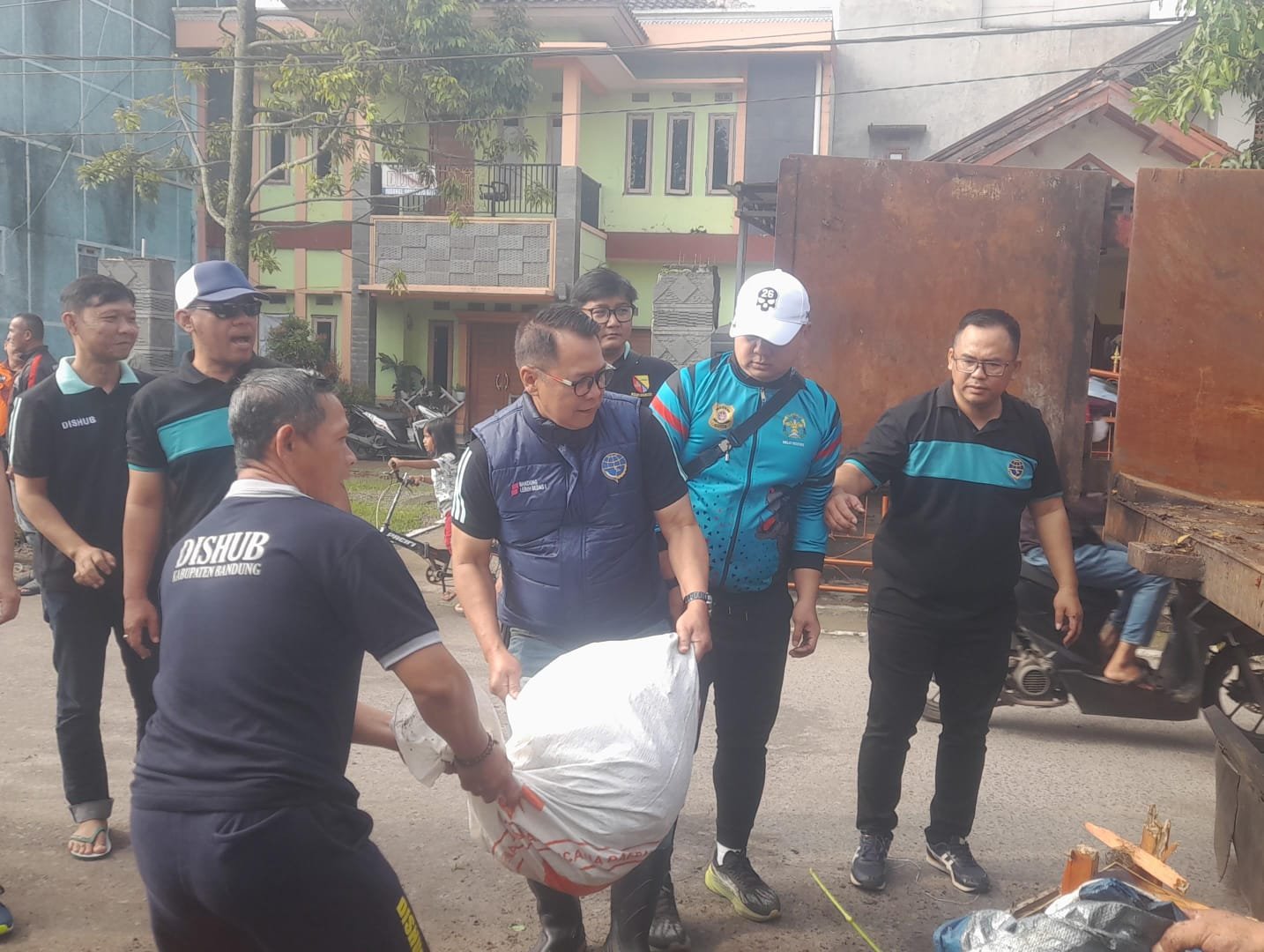 Dishub Kabupaten Bandung terjun langsung melaksanakan aksi korve (kerja bakti) pembersihan lingkungan, Sabtu (18/04/2026) Dalam rangka HUT ke 385 Kabupaten Bandung.