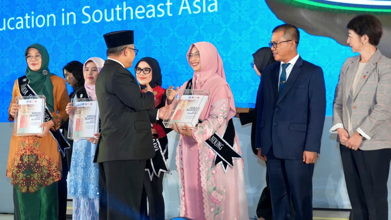 Kemendikdasmen Percayakan Kang DS dan Bunda Bedas Terima Roadmap PAUD Asia Tenggara