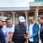 General Manager Region Network Operations and Productivity Jawa Barat Telkomsel, Danny Agus Triawan (dua dari kanan) bersama Vice President Area Network Operations Jabotabek Jabar Telkomsel, Iswandi (tiga dari kanan) saat meninjau kondisi jaringan di Masjid Agung Sumedang.