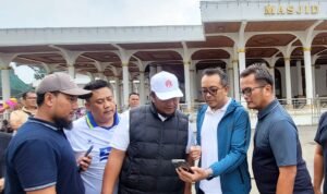 General Manager Region Network Operations and Productivity Jawa Barat Telkomsel, Danny Agus Triawan (dua dari kanan) bersama Vice President Area Network Operations Jabotabek Jabar Telkomsel, Iswandi (tiga dari kanan) saat meninjau kondisi jaringan di Masjid Agung Sumedang. General Manager Region Network Operations and Productivity Jawa Barat Telkomsel, Danny Agus Triawan (dua dari kanan) bersama Vice President Area Network Operations Jabotabek Jabar Telkomsel, Iswandi (tiga dari kanan) saat meninjau kondisi jaringan di Masjid Agung Sumedang.