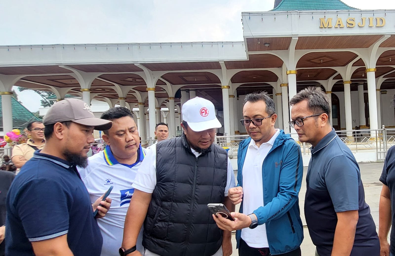 General Manager Region Network Operations and Productivity Jawa Barat Telkomsel, Danny Agus Triawan (dua dari kanan) bersama Vice President Area Network Operations Jabotabek Jabar Telkomsel, Iswandi (tiga dari kanan) saat meninjau kondisi jaringan di Masjid Agung Sumedang.