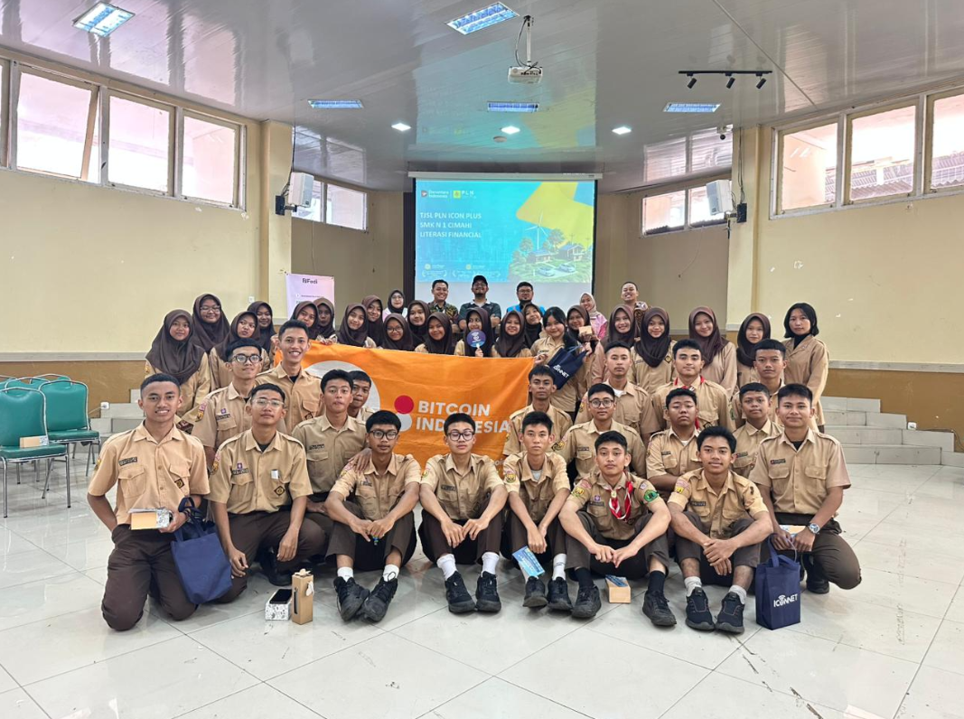Kolaborasi PLN Icon Plus dan Komunitas Bitcoin Indonesia Hadirkan Edukasi Finansial di SMKN 1 Cimahi