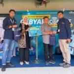 PLN Icon Plus menyerahkan hadiah Grandprize utama berupa satu unit motor listrik dalam rangkaian program Gebyar Iconnet