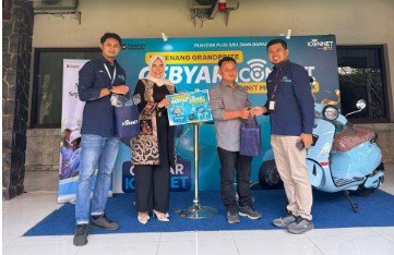 PLN Icon Plus menyerahkan hadiah Grandprize utama berupa satu unit motor listrik dalam rangkaian program Gebyar Iconnet