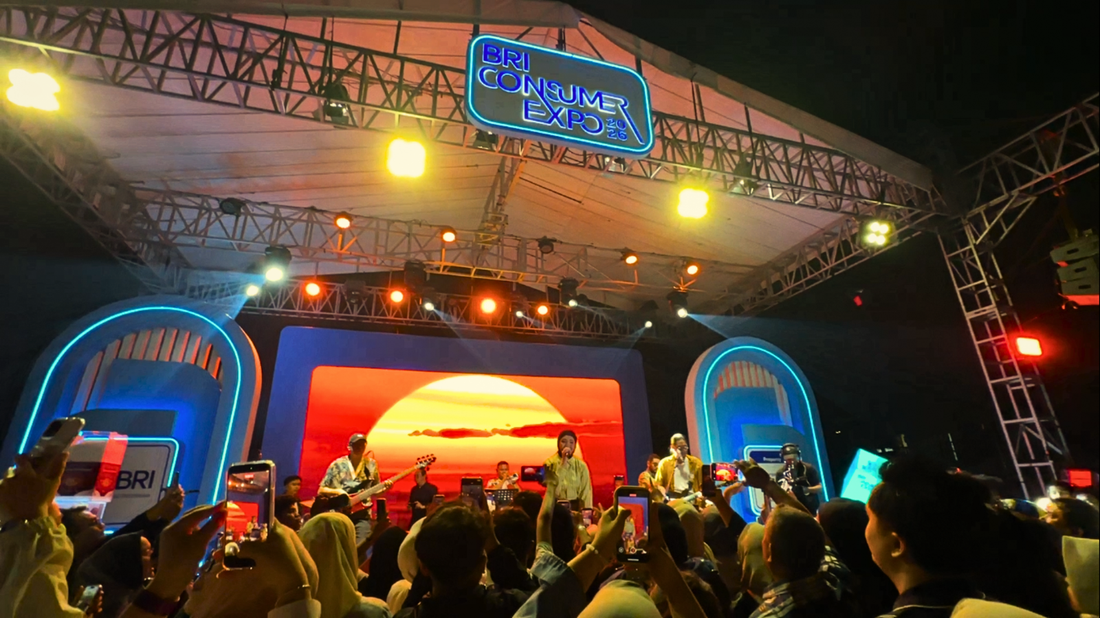 Penampilan Salma Salsabil Penampilan spesial penyanyi Salma Salsabil menutup kemeriahan acara “BRI Consumer Expo 2026: Sehari di Giri Prianka”, Minggu (26/4/2026).
