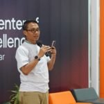 Direktur IT Digital Telkom Faizal Rochmad Djoemadi memberikan sambutan dalam agenda kunjungan kerja ke AI Center Makassar beberapa waktu lalu. Direktur IT Digital Telkom Faizal Rochmad Djoemadi memberikan sambutan dalam agenda kunjungan kerja ke AI Center Makassar beberapa waktu lalu.