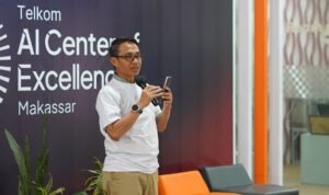 Direktur IT Digital Telkom Faizal Rochmad Djoemadi memberikan sambutan dalam agenda kunjungan kerja ke AI Center Makassar beberapa waktu lalu. Direktur IT Digital Telkom Faizal Rochmad Djoemadi memberikan sambutan dalam agenda kunjungan kerja ke AI Center Makassar beberapa waktu lalu.